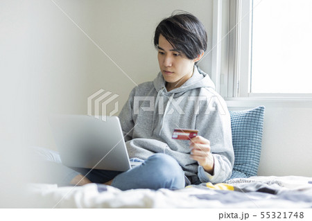 若い男性 クレジットカード 55321748