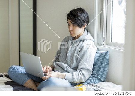 若い男性 パソコン 55321750