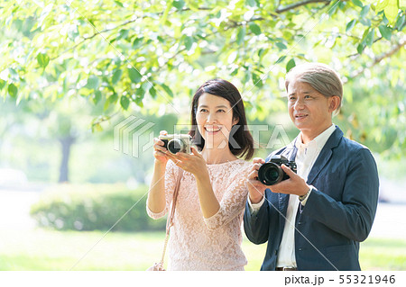 ミドル夫婦 旅行 カメラ カップルイメージの写真素材