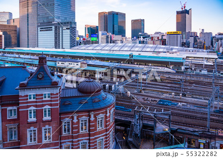 東京駅舎・在来線・新幹線ホーム　夕景 55322282