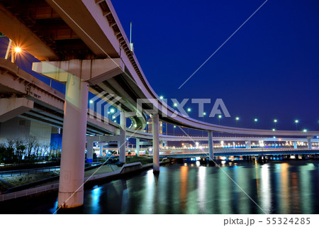 東京 首都高速湾岸線 有明ジャンクションの夜景の写真素材