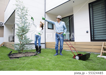 芝刈り機 庭仕事 夫婦 芝刈り機 庭仕事 夫婦 55324485