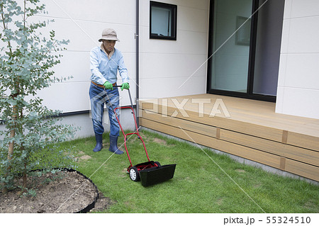 庭仕事 芝刈り機 男性 50代 60代 庭仕事 芝刈り機 男性 50代 60代 55324510