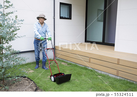 庭仕事 芝刈り機 男性 50代 60代 庭仕事 芝刈り機 男性 50代 60代 55324511