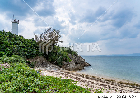 沖縄県　石垣島　浜から見る琉球観音埼灯台への道 55324607