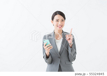 スマホを持つ女性（グレースーツ） 55324945