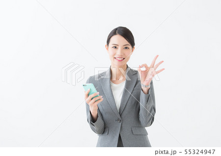 スマホを持つ女性（グレースーツ） 55324947