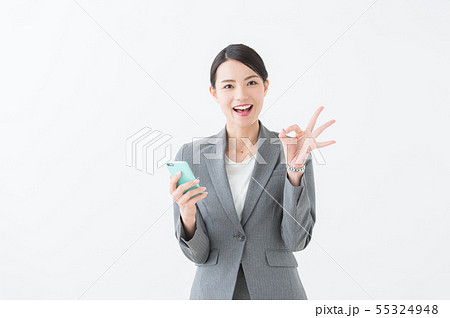 スマホを持つ女性（グレースーツ） 55324948