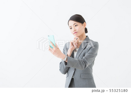 スマホを持つ女性(グレースーツ) スマホを持つ女性(グレースーツ) 55325180