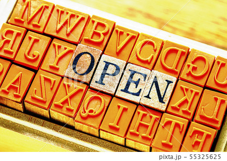 木目の上に置いたハンコ　open の文字  木目の背景　メタリックにしました 55325625