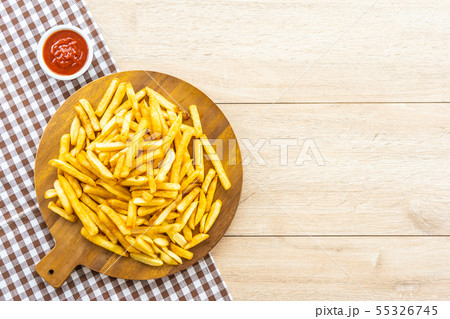 French fries with tomato or ketchup sauce 55326745