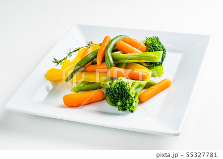 plate of organic vegetables 55327781