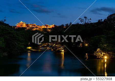 沖縄　首里城の夜景　龍潭池ごし　ライトアップ 55327908