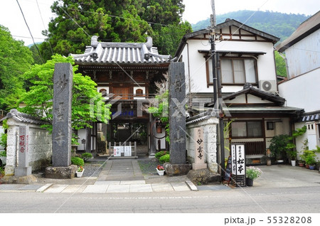塩原温泉の町並み　妙雲寺と日本料理店 55328208