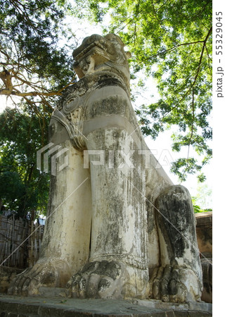 シュエズィーゴン・パゴダの川の近くのライオンの門。　もう一頭は川の中らしい。　ャンマーのバガン 55329045