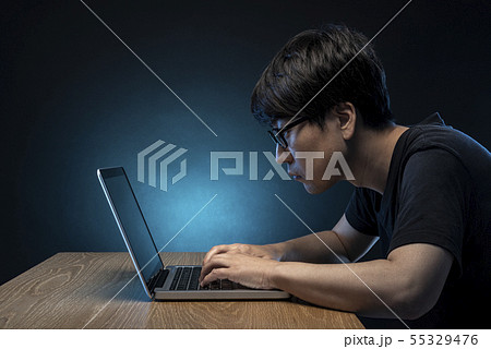 パソコンと男性 パソコンと男性 55329476
