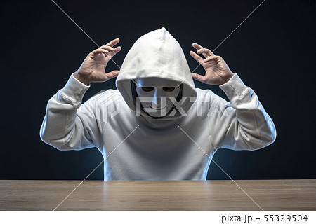 仮面の男性 白パーカー 55329504