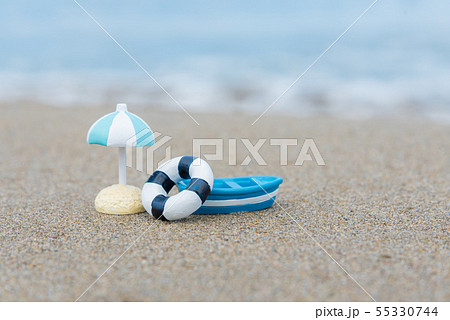 ボートと浮き輪とパラソル（ミニチュア）の写真素材 [55330744] - PIXTA