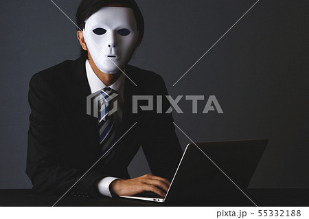 白い仮面をつけたビジネスマン 白い仮面をつけたビジネスマン 55332188
