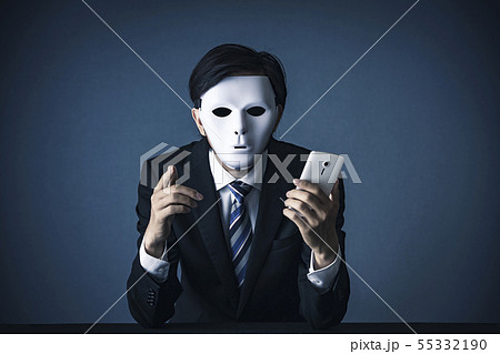 白い仮面をつけたビジネスマン 55332190