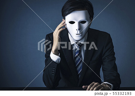 白い仮面をつけたビジネスマン 55332193