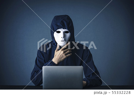 パソコン・白い仮面・男性 パソコン・白い仮面・男性 55332228