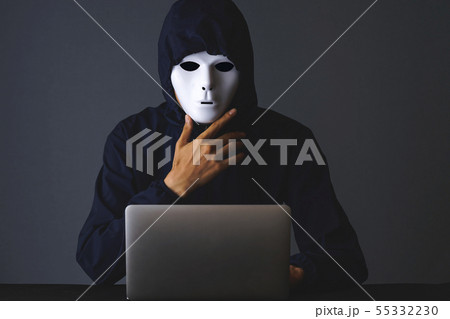 パソコン・白い仮面・男性 55332230