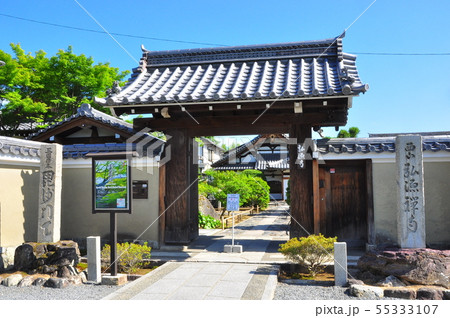 京都の町並み　天龍寺塔頭の弘源寺山門 55333107