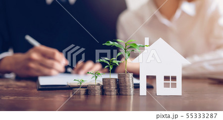 Couples signed a contract to buy a house. 55333287