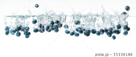 Blueberries sinking underwater, panorama Blueberries sinking underwater, panorama 55336186
