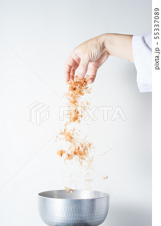 削り節を鍋に入れる 55337089