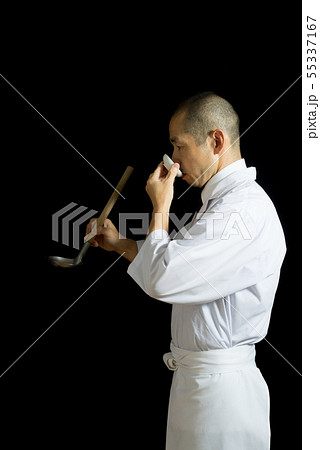 味見をする板前 味見をする板前 55337167