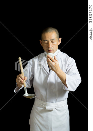 味見をする板前 55337170