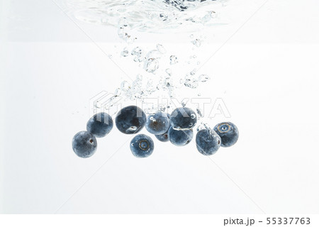 Blueberries sinking underwater with air bubbles Blueberries sinking underwater with air bubbles 55337763