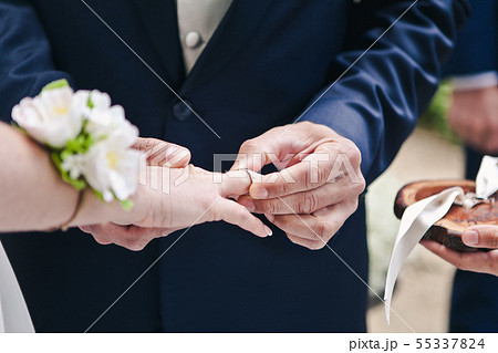 Close-up of the hand of the groom puts a wedding 55337824