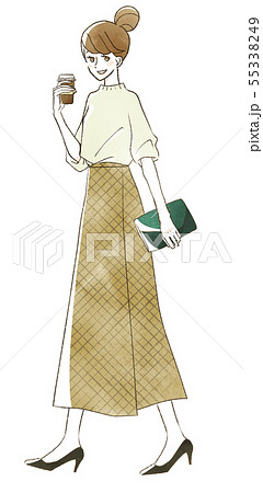 笑顔で歩く女性 55338249