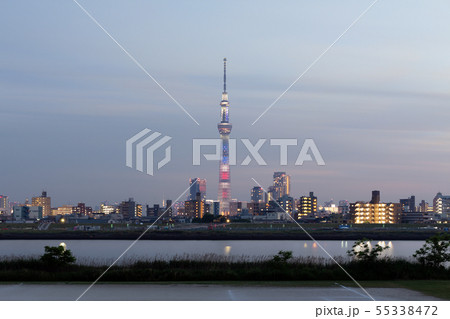 アメリカ合衆国の国旗をイメージした特別ライティングが点灯する東京スカイツリーと東京のスカイライン アメリカ合衆国の国旗をイメージした特別ライティングが点灯する東京スカイツリーと東京のスカイライン 55338472