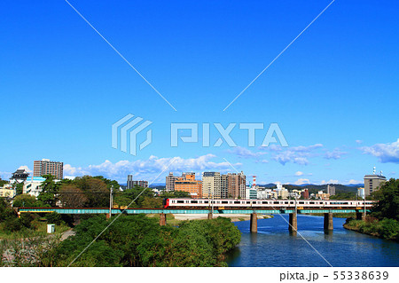 岡崎市の町並みと名鉄電車 岡崎市の町並みと名鉄電車 55338639