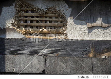 火事で焼けた壁と梁のアップ 55338901
