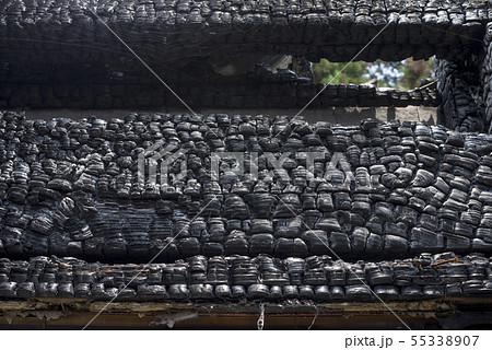 火事で焼けた梁のアップ 55338907