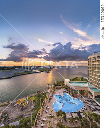 ロワジールホテルから見た蝶々型のプールと沖縄の那覇市の住吉町の海に沈む夕日 ロワジールホテルから見た蝶々型のプールと沖縄の那覇市の住吉町の海に沈む夕日 55340060