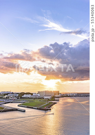 ロワジールホテルから見た沖縄の那覇市の住吉町の海に沈む夕日 ロワジールホテルから見た沖縄の那覇市の住吉町の海に沈む夕日 55340063