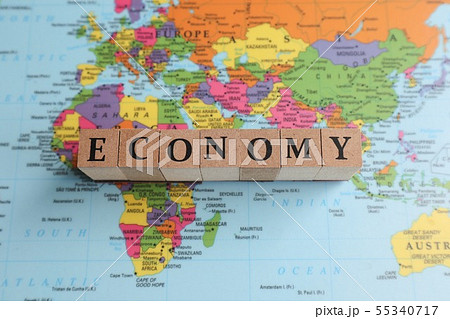 アルファベット文字ブロックと世界地図 55340717