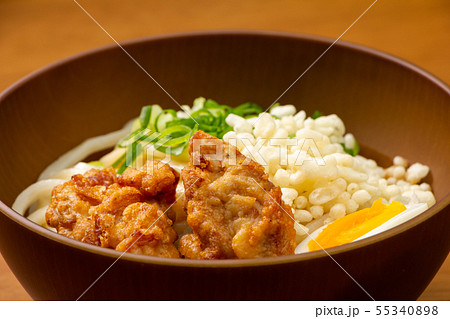 鶏唐揚げ・ゆで卵トッピングぶっかけうどん(冷やし)。 鶏唐揚げ・ゆで卵トッピングぶっかけうどん(冷やし)。 55340898