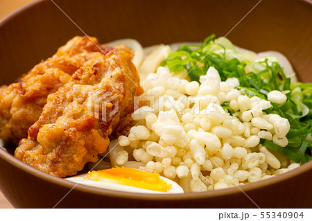 鶏唐揚げ・ゆで卵トッピングぶっかけうどん(冷やし)。 鶏唐揚げ・ゆで卵トッピングぶっかけうどん(冷やし)。 55340904