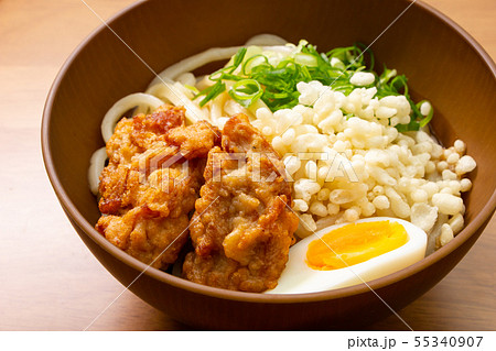 鶏唐揚げ・ゆで卵トッピングぶっかけうどん(冷やし)。 55340907