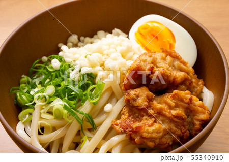 鶏唐揚げ・ゆで卵トッピングぶっかけうどん(冷やし)。 55340910