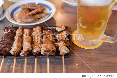居酒屋で焼き鳥とビール 55340947