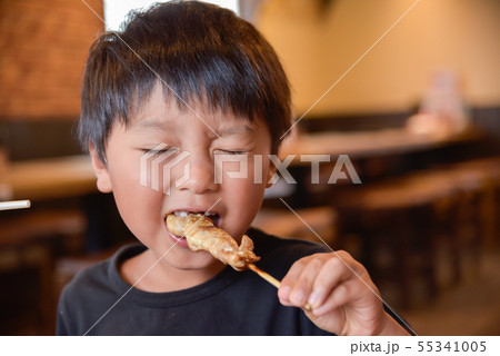 焼き鳥を食べる子供 55341005