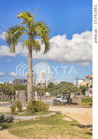 北谷町のアメリカンビレッジの川に通る赤い鉄の橋と美浜カーニバルパークの大観覧車 55341061